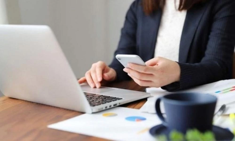 Μόνιμη τηλεργασία στο Δημόσιο για έναν στους τέσσερις